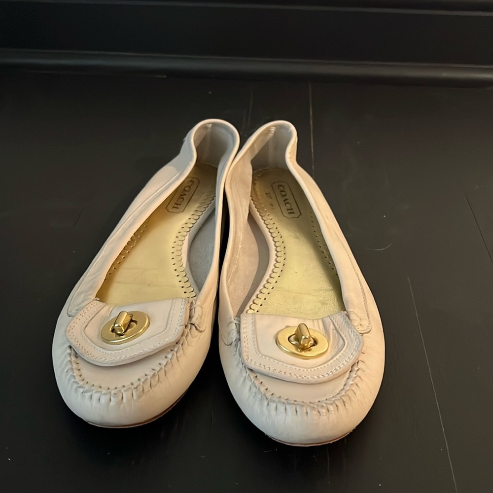 Coach ecru cream leather flat driving loafer with turn lock size 7.5